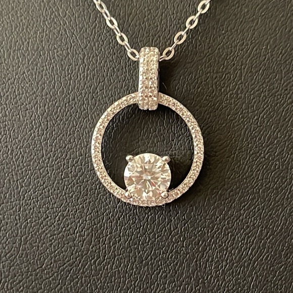Jewelry - Gorgeous Round Brilliant 1 Carat Moissanite Diamond Pendant Necklace.